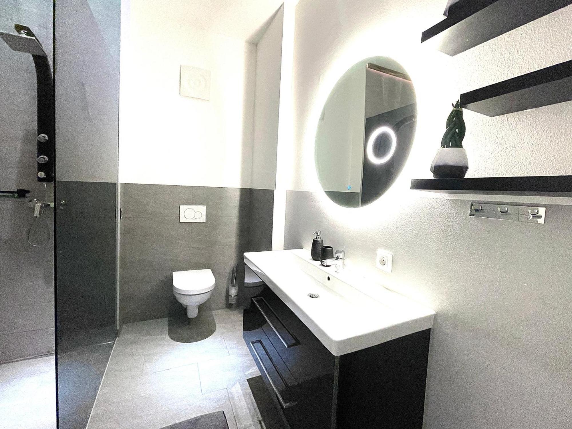 Alpenluxus Presents Design Lodge - Terrace & Car Park كرامساش المظهر الخارجي الصورة